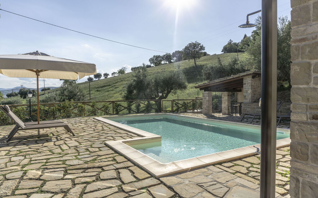 Cascina Del Castello: cascina-del-castello-san-severino-villa-pool