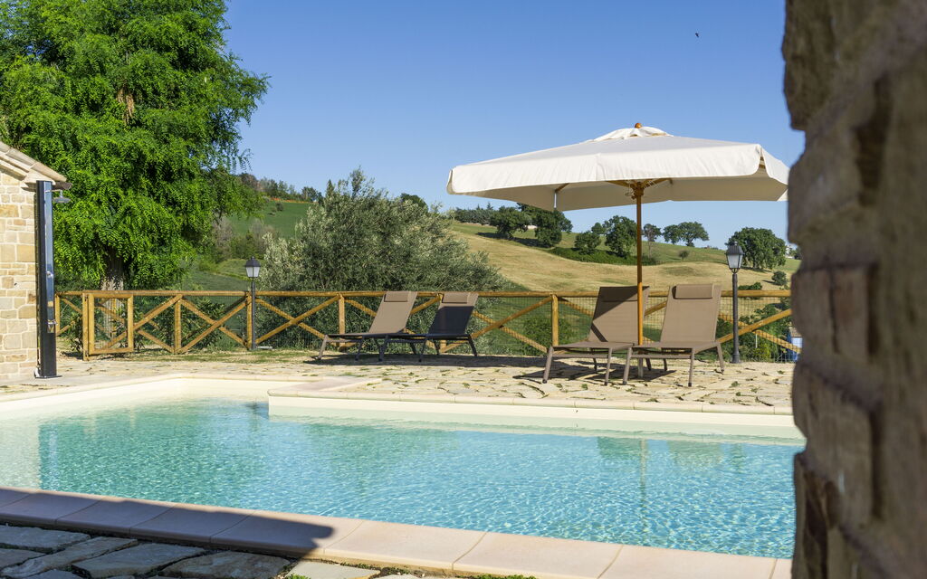 Cascina Del Castello: cascina-del-castello-san-severino-villa-pool