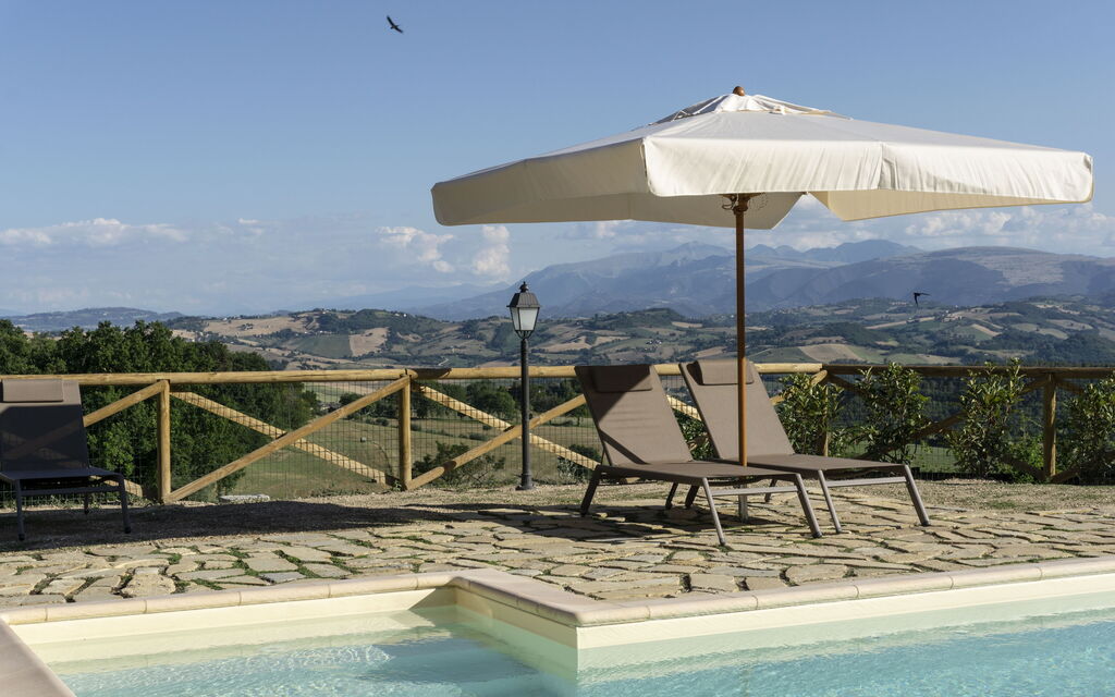 Cascina Del Castello: cascina-del-castello-san-severino-villa-pool