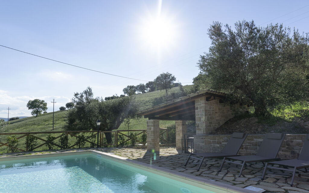 Cascina Del Castello: cascina-del-castello-san-severino-villa-pool