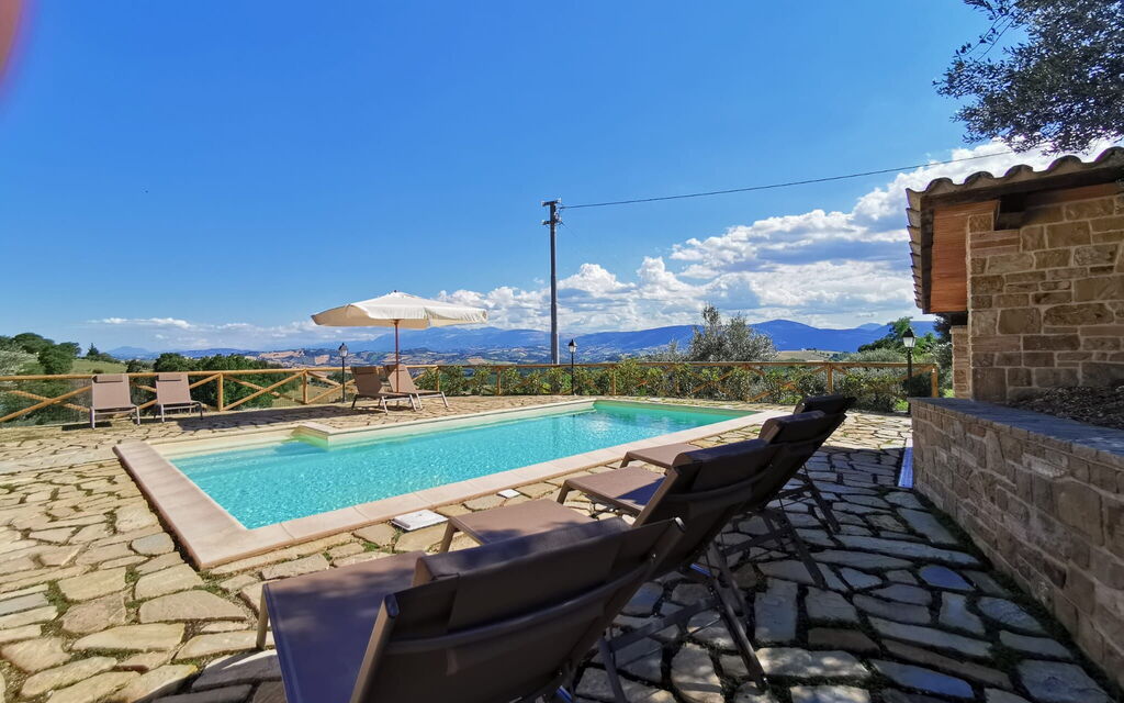 Cascina Del Castello: cascina-del-castello-san-severino-villa-pool