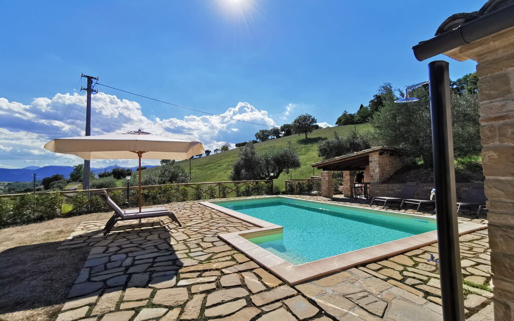 Cascina Del Castello: cascina-del-castello-san-severino-villa-pool