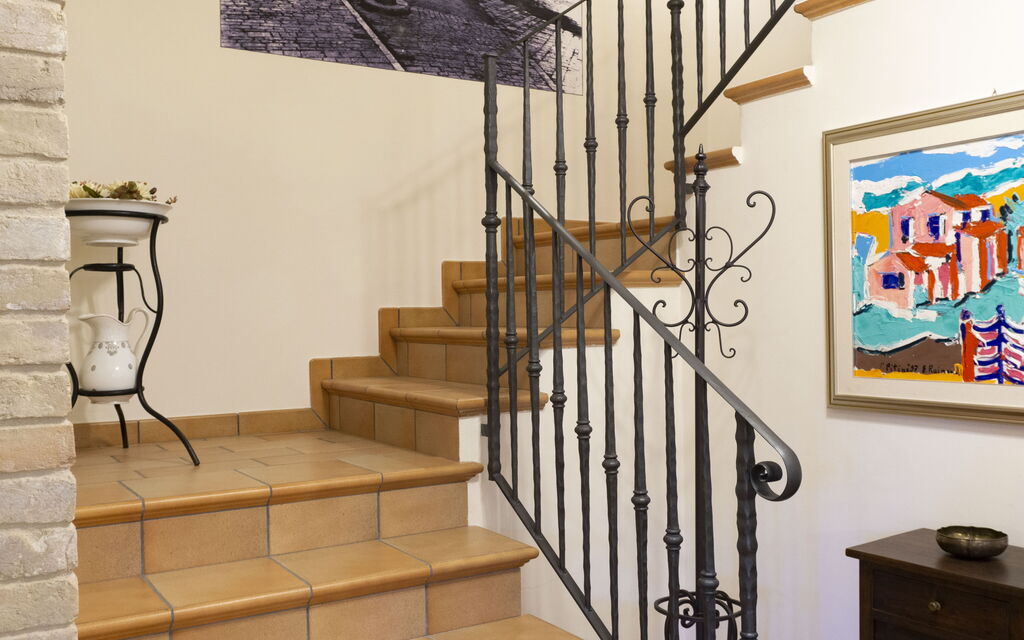 Cascina Del Castello: cascina-del-castello-san-severino-villa-stairs