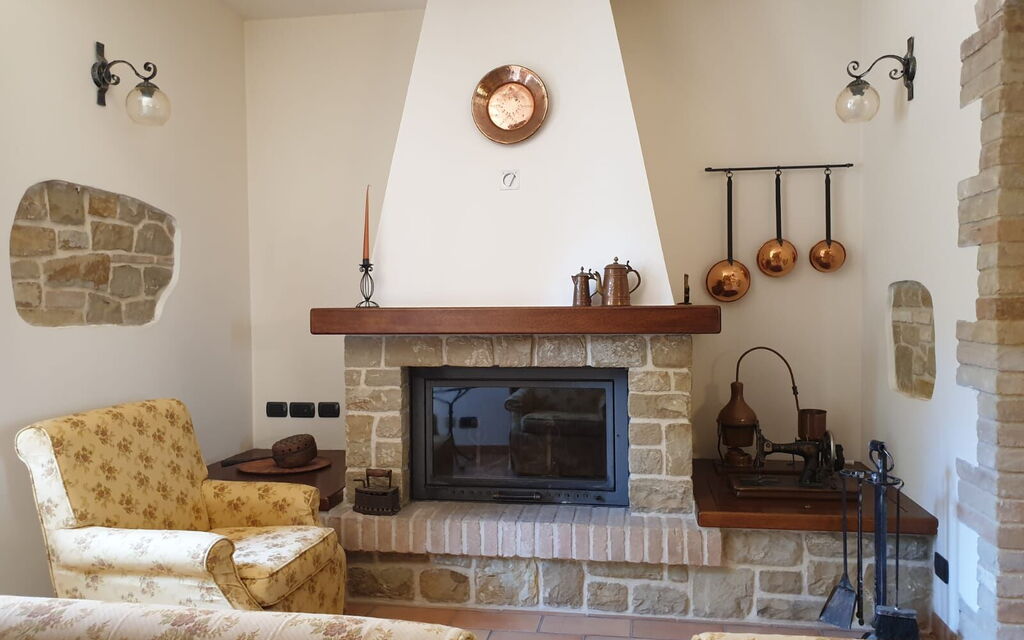 Cascina Del Castello: cascina-del-castello-san-severino-villa-living-room