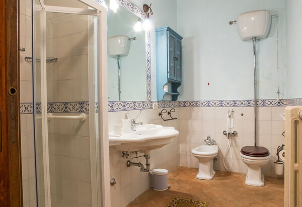 Il Casale Di Festa: il-casale-di-festa-doglio-villa-bathroom