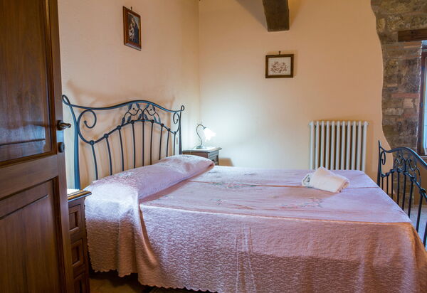 Il Casale Di Festa: il-casale-di-festa-doglio-villa-bedroom