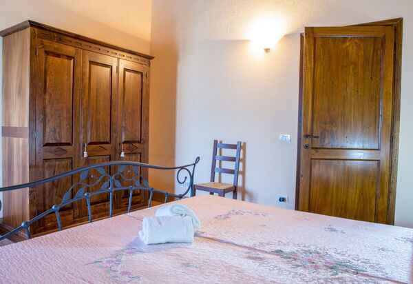 Il Casale Di Festa: il-casale-di-festa-doglio-villa-bedroom