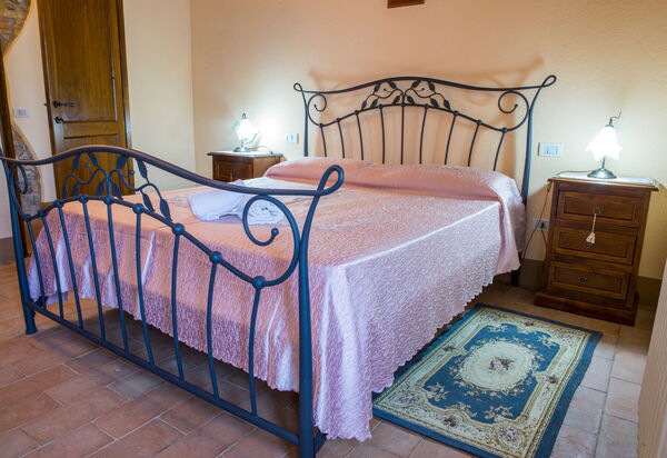 Il Casale Di Festa: il-casale-di-festa-doglio-villa-bedroom