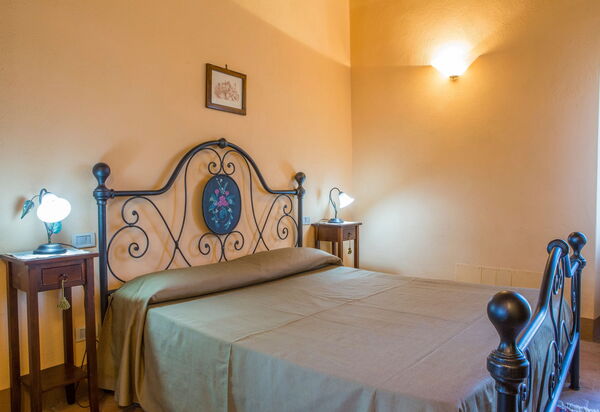 Il Casale Di Festa: il-casale-di-festa-doglio-villa-bedroom
