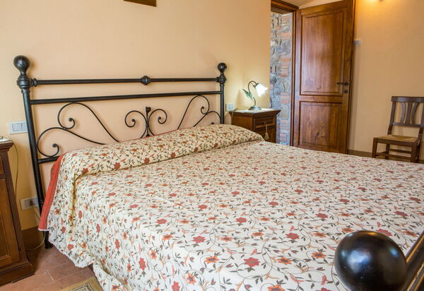 Il Casale Di Festa: il-casale-di-festa-doglio-villa-bedroom