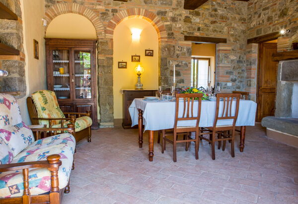 Il Casale Di Festa: il-casale-di-festa-doglio-villa-living-room