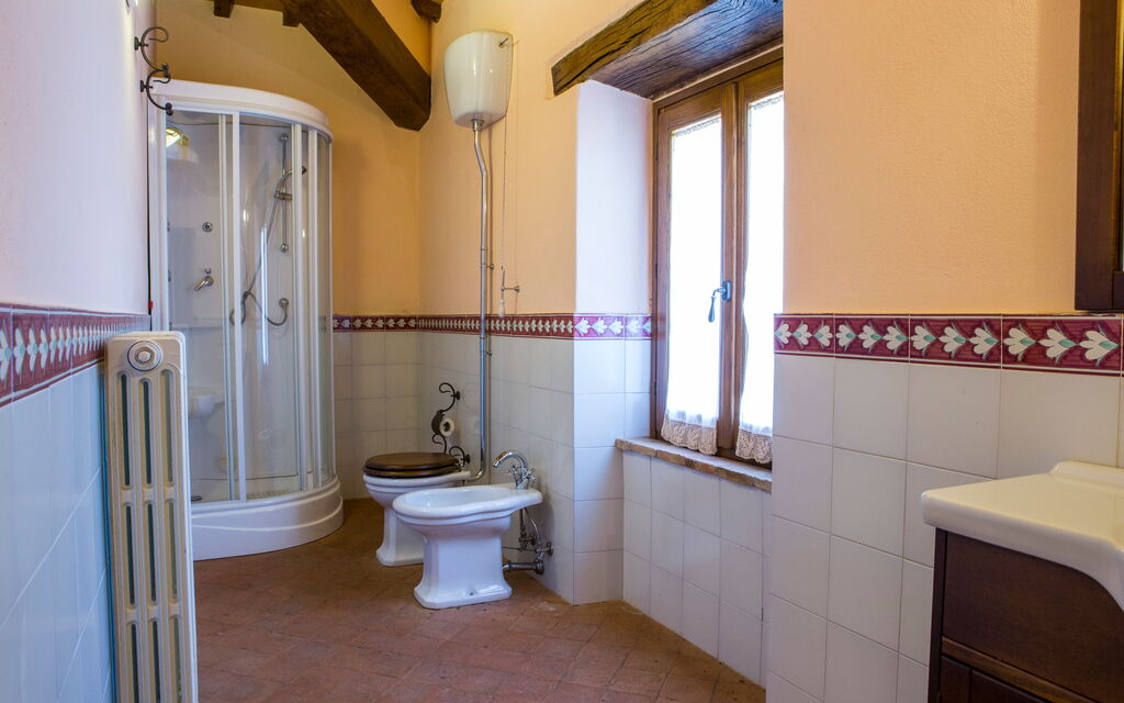 Il Casale Di Festa: il-casale-di-festa-doglio-villa-bathroom
