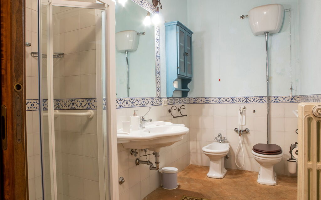 Il Casale Di Festa: il-casale-di-festa-doglio-villa-bathroom