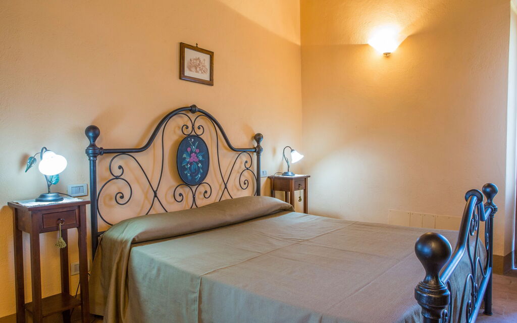 Il Casale Di Festa: il-casale-di-festa-doglio-villa-bedroom
