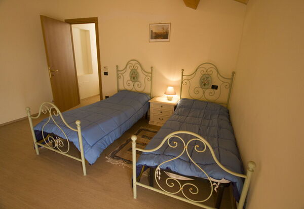 Palazzo Del Cortile: palazzo-del-cortile-cingoli-macerata-villa-camera-da-letto