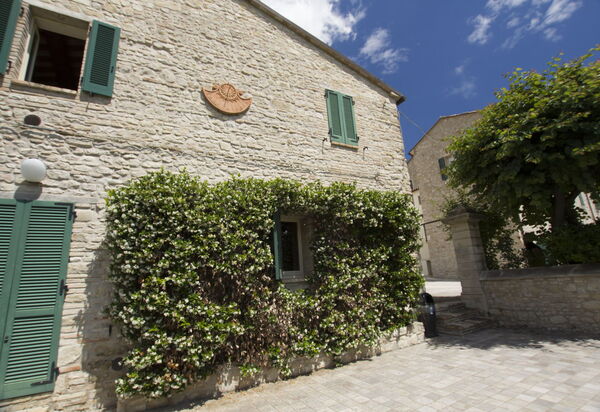 Palazzo Del Cortile: palazzo-del-cortile-cingoli-macerata-villa-esterno