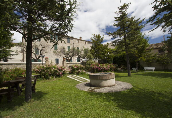 Palazzo Del Cortile: palazzo-del-cortile-cingoli-macerata-villa-giardino