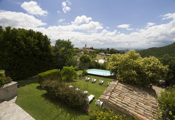 Palazzo Del Cortile: palazzo-del-cortile-cingoli-macerata-villa-piscina