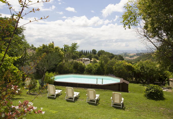 Palazzo Del Cortile: palazzo-del-cortile-cingoli-macerata-villa-piscina