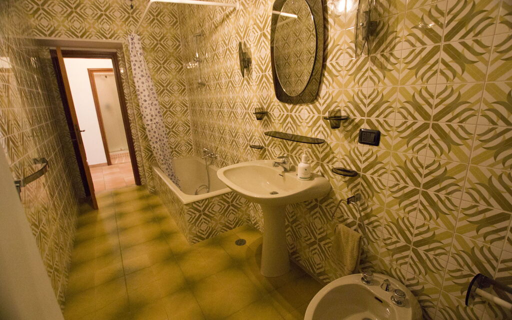 Palazzo Del Cortile: palazzo-del-cortile-cingoli-macerata-villa-bathroom
