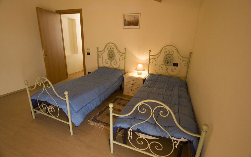 Palazzo Del Cortile: palazzo-del-cortile-cingoli-macerata-villa-bedroom