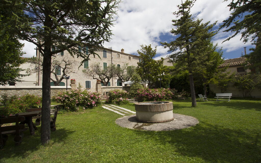 Palazzo Del Cortile: palazzo-del-cortile-cingoli-macerata-villa-garden