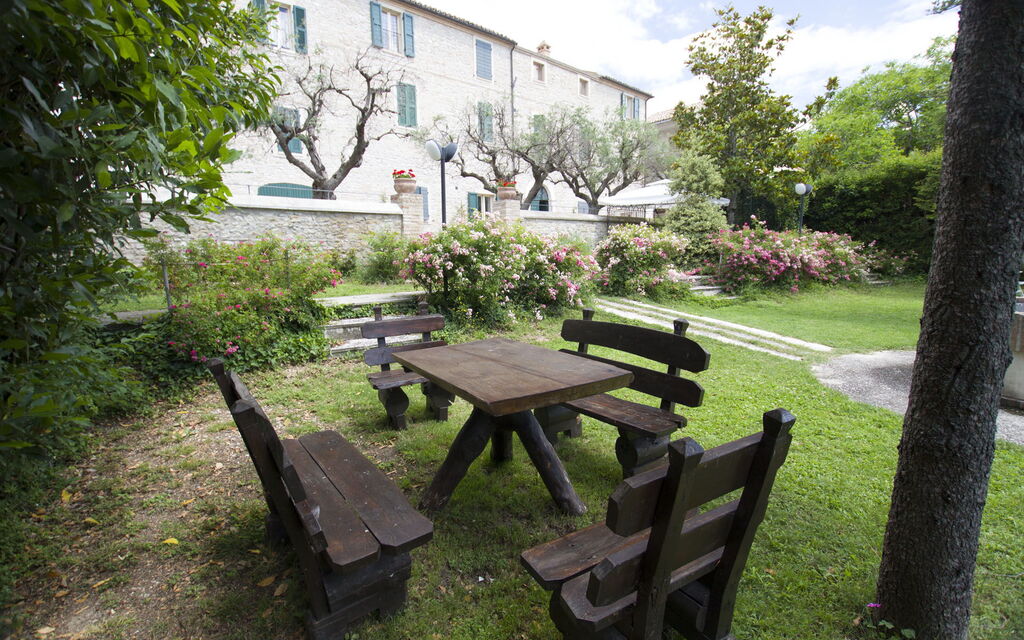 Palazzo Del Cortile: palazzo-del-cortile-cingoli-macerata-villa-garden