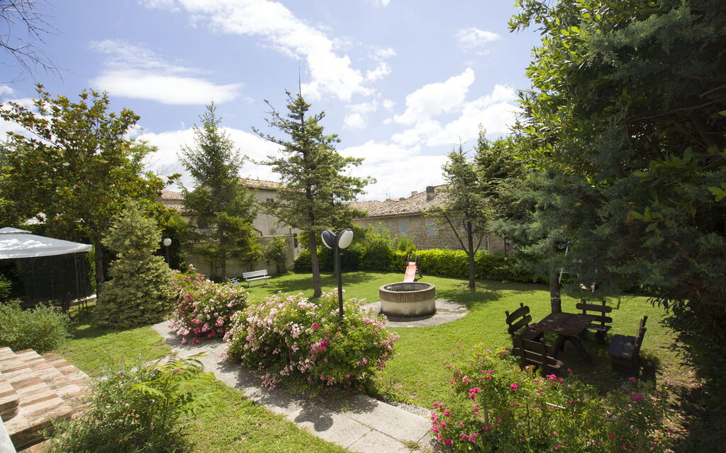 Palazzo Del Cortile: palazzo-del-cortile-cingoli-macerata-villa-garden