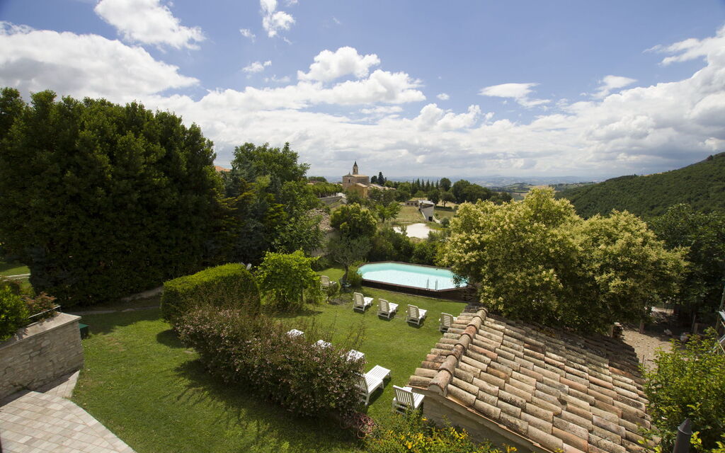 Palazzo Del Cortile: palazzo-del-cortile-cingoli-macerata-villa-pool