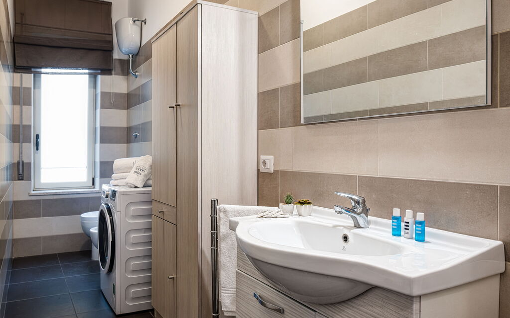 Living Times Apartment: living-times-apartment-sorrento-apartment-bathroom