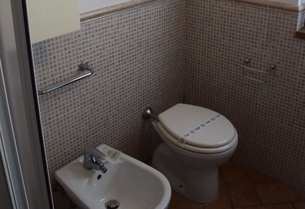 Rocche Di Valiano: rocche-di-valiano-chianti-castelnuovo-berardenga-multiproprietà-ginestra-bagno