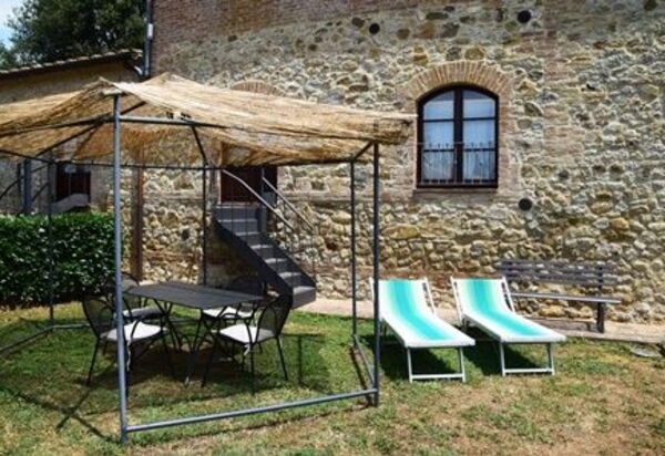 Rocche Di Valiano: rocche-di-valiano-chianti-castelnuovo-berardenga-papavero-giardino