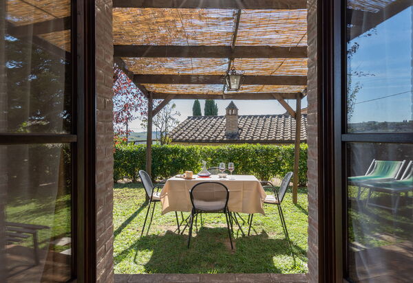 Rocche Di Valiano: rocche-di-valiano-chianti-castelnuovo-berardenga-glicine-giardino