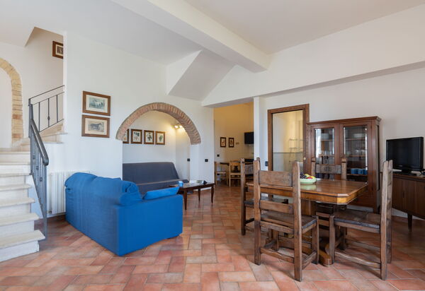 Rocche Di Valiano: rocche-di-valiano-chianti-castelnuovo-berardenga-glicine-soggiorno