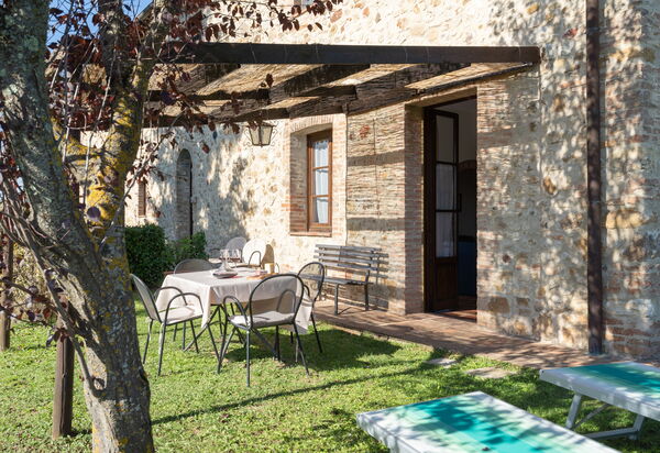 Rocche Di Valiano: rocche-di-valiano-chianti-castelnuovo-berardenga-glicine-giardino