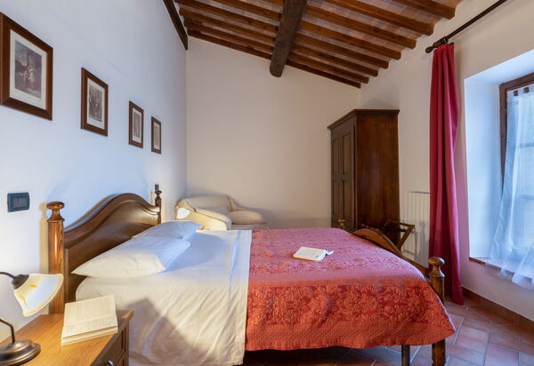 Rocche Di Valiano: rocche-di-valiano-chianti-castelnuovo-berardenga-glicine-camera-da-letto