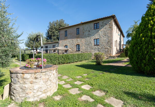 Rocche Di Valiano: rocche-di-valiano-chianti-castelnuovo-berardenga-multiproprietà-esterni