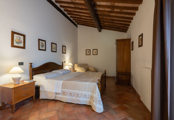 Rocche Di Valiano: rocche-di-valiano-chianti-castelnuovo-berardenga-multiproprietà-geranio-camera-da-letto