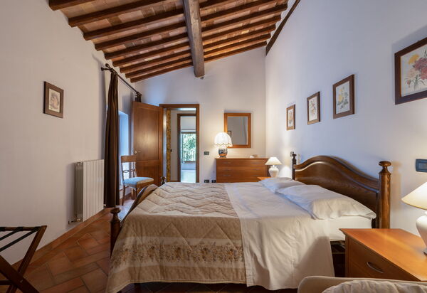 Rocche Di Valiano: rocche-di-valiano-chianti-castelnuovo-berardenga-multiproprietà-geranio-camera-da-letto