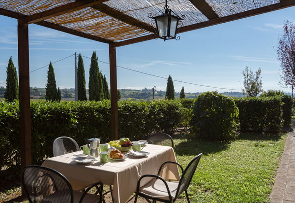 Rocche Di Valiano: rocche-di-valiano-chianti-castelnuovo-berardenga-multiproprietà-geranio-giardino