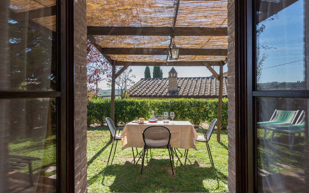 Rocche Di Valiano - : rocche-di-valiano-chianti-castelnuovo-berardenga-glicine-giardino