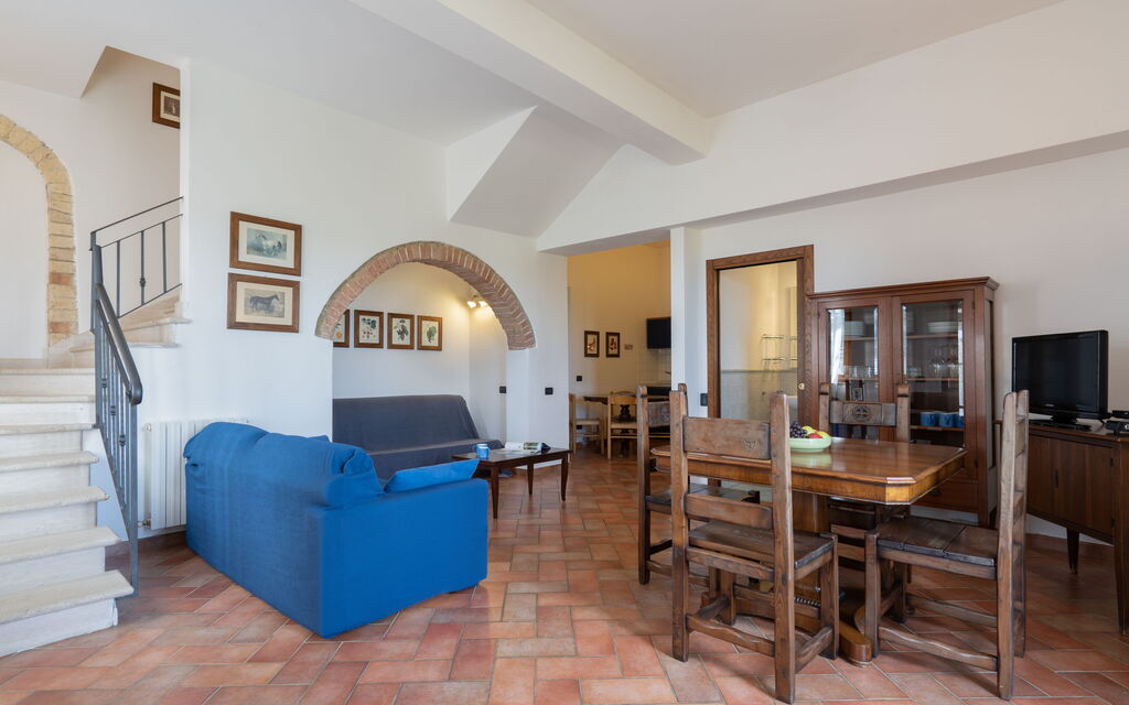 Rocche Di Valiano - : rocche-di-valiano-chianti-castelnuovo-berardenga-glicine-soggiorno