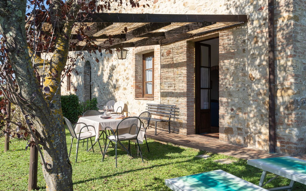 Rocche Di Valiano - : rocche-di-valiano-chianti-castelnuovo-berardenga-glicine-giardino