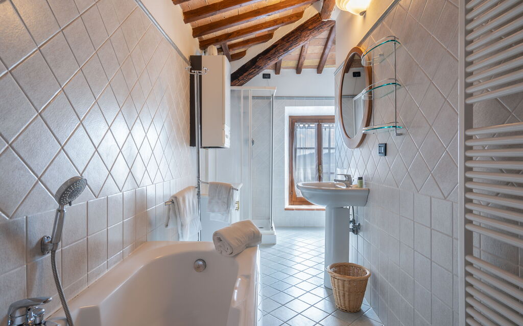 Rocche Di Valiano - : rocche-di-valiano-chianti-castelnuovo-berardenga-glicine-bagno