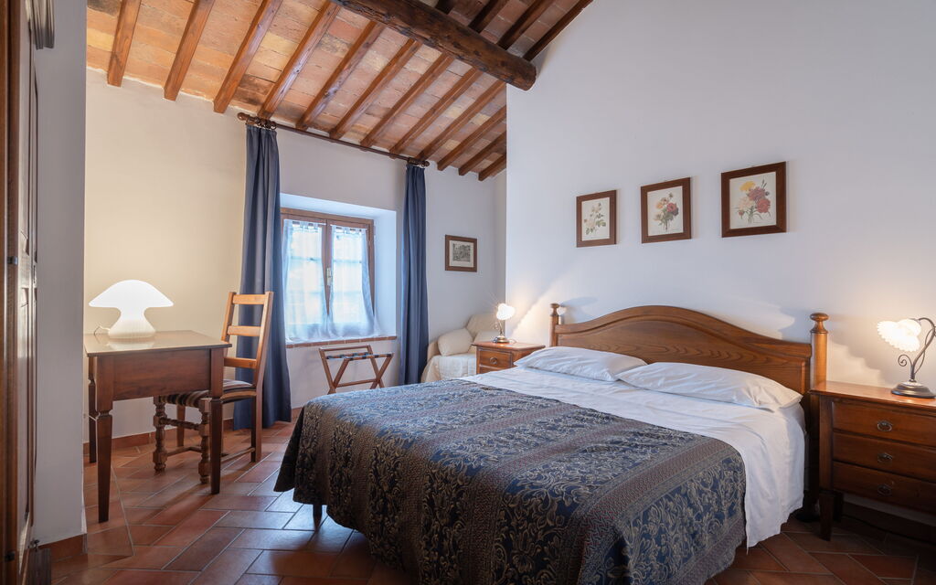 Rocche Di Valiano - : rocche-di-valiano-chianti-castelnuovo-berardenga-glicine-camera-da-letto