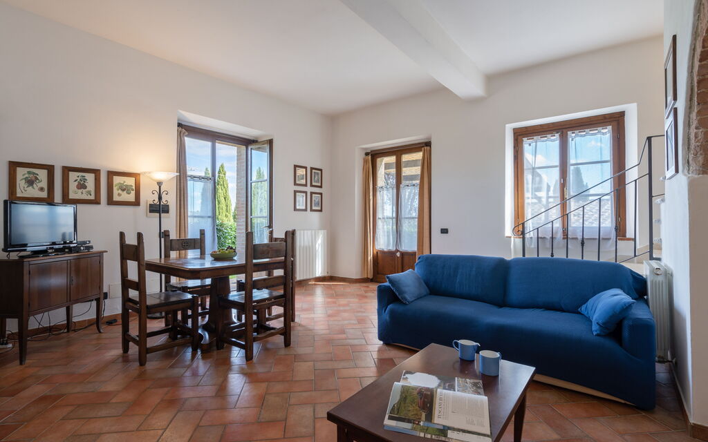 Rocche Di Valiano - : rocche-di-valiano-chianti-castelnuovo-berardenga-glicine-soggiorno