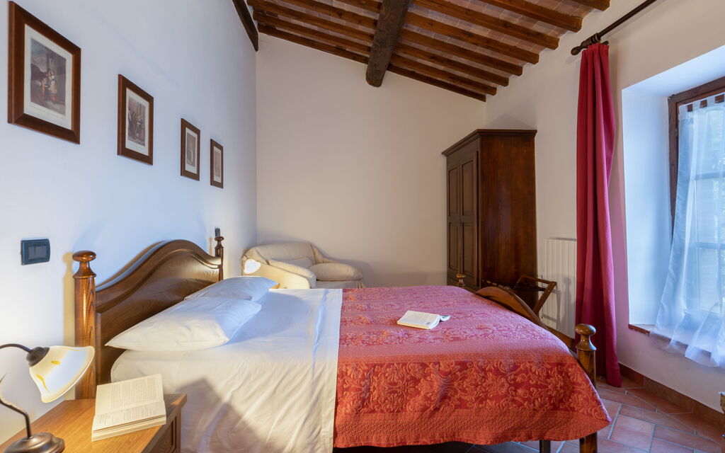 Rocche Di Valiano - : rocche-di-valiano-chianti-castelnuovo-berardenga-glicine-camera-da-letto