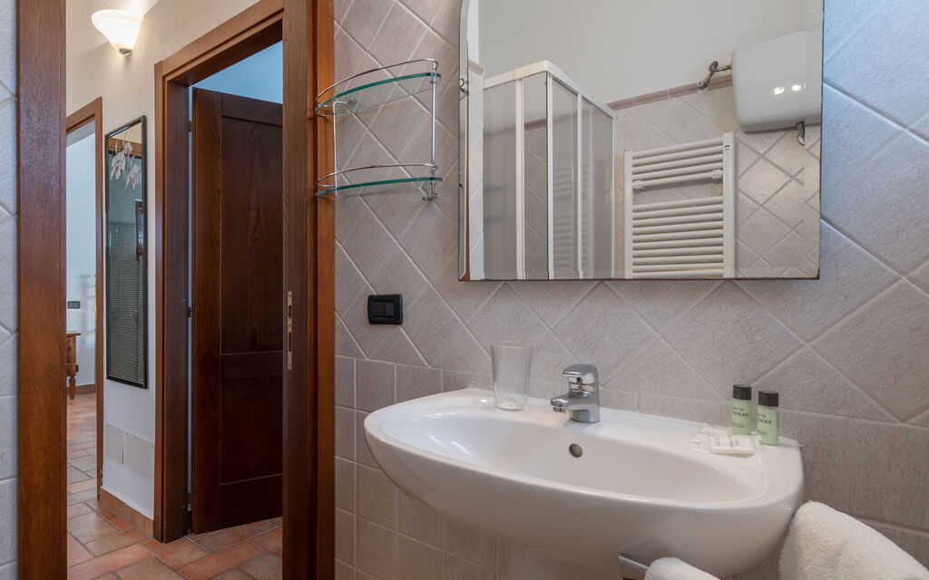 Rocche Di Valiano - : rocche-di-valiano-chianti-castelnuovo-berardenga-gelsomino-bathroom