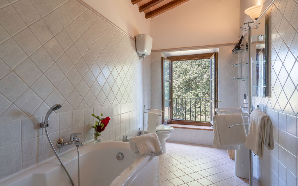 Rocche Di Valiano - : rocche-di-valiano-chianti-castelnuovo-berardenga-multiproprietà-geranio-bathroom