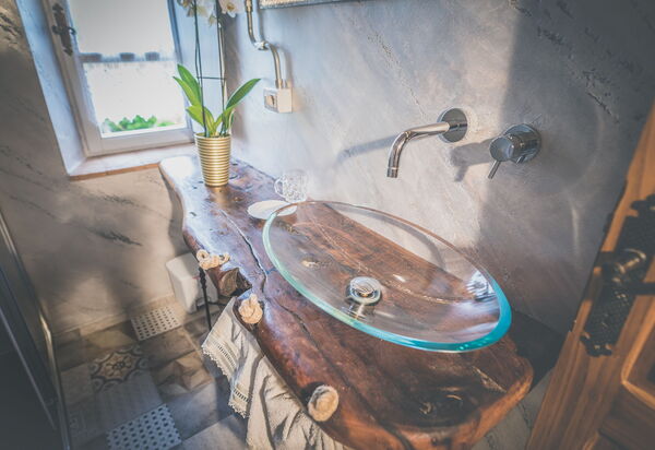 La Reggia Nel Podere: la-reggia-nel-podere-val-d-orcia-villa-bathroom